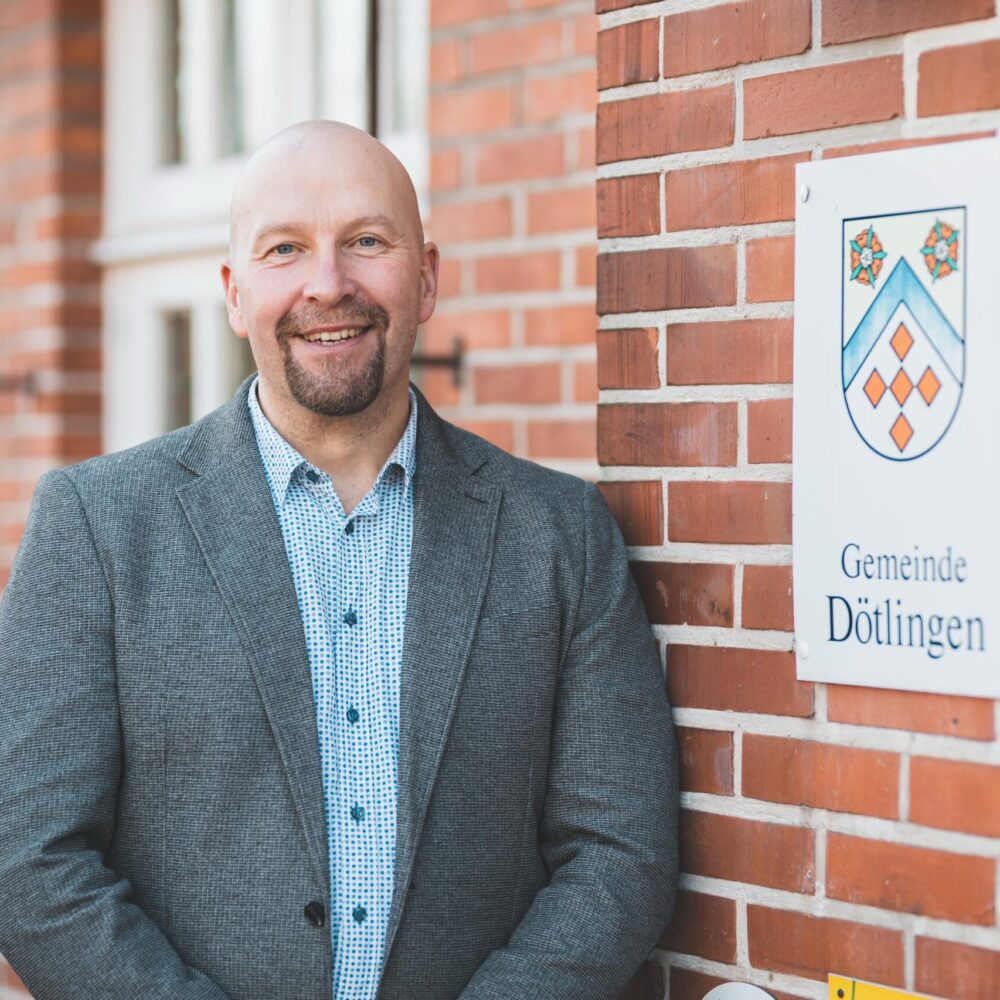 Sebastian Hanke vor dem Rathaus der Gemeinde Dötlingen in Neerstedt